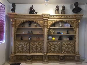 Handgefertigtes, goldenes Bücherregal aus Holz